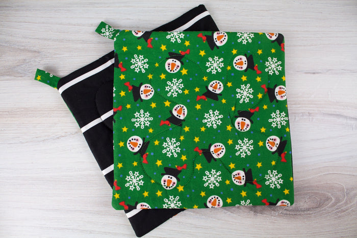 Frosty Potholder-The Blue Peony-Category_Pot Holder,Color_Green,Color_Red,Department_Kitchen,Size_Traditional (Square),Theme_Christmas,Theme_Winter
