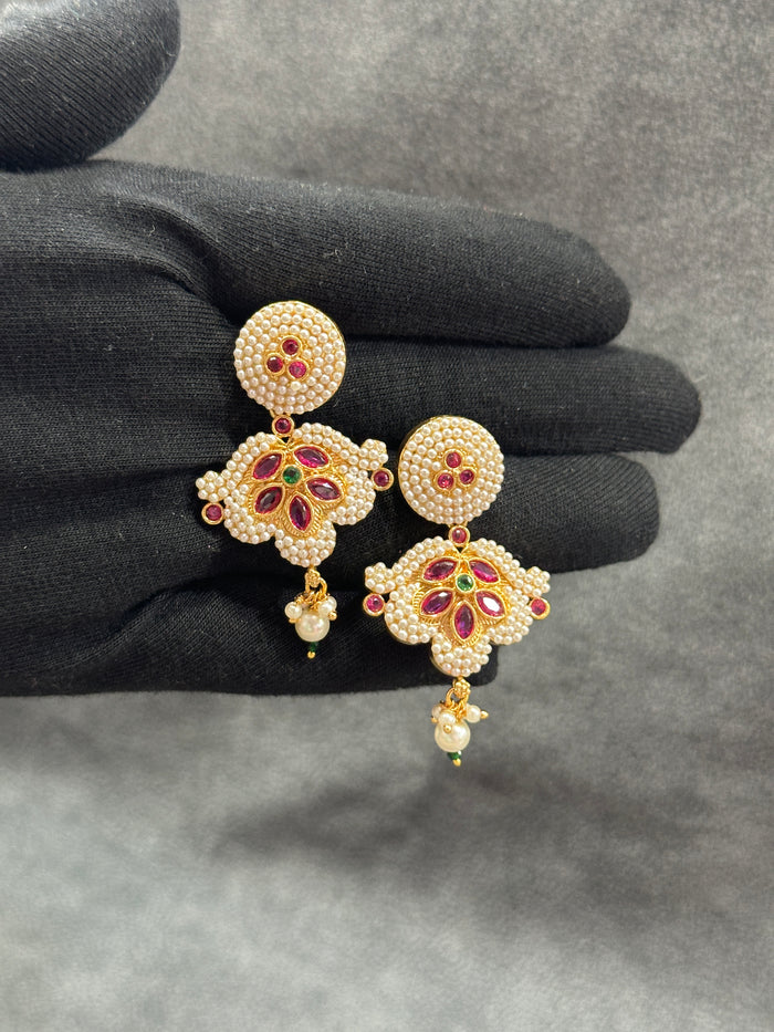 Antique Gold Fan Pendant Choker Necklace Set with Meenakari Earrings NS00028