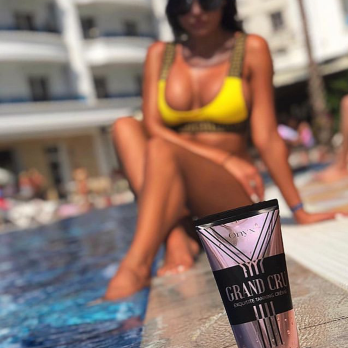 Onyx Grand Cru przy basenie – lekki balsam przyspieszający opalanie, idealny do stosowania w słońcu i w solarium.
