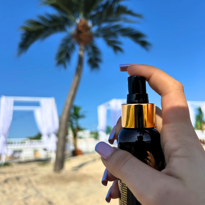 La Playa w otoczeniu luksusowego kurortu nad morzem, sprayowana na skórę dla naturalnego kolorytu i blasku