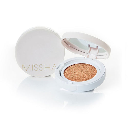MISSHA Magic Cushion Cover Lasting delivers flawless, long-lasting coverage with a smooth, buildable formula. Enhanced with Niacinamide and Calendula Extract, it brightens and calms the skin, while lightweight silicones and soft-focus powders create an even, natural-looking finish. Enriched with Vitamin E and botanical extracts like Peppermint and Eucalyptus, this cushion keeps your skin hydrated and comfortable all day. Ideal for achieving a radiant and perfected complexion with ease.