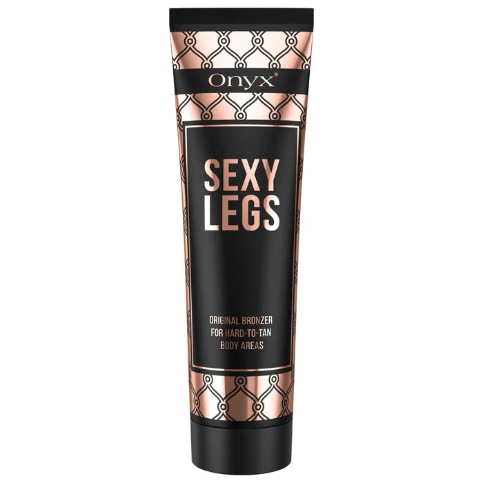 Tuba balsamu do opalania Onyx Sexy Legs w czarno-miedzianym opakowaniu na białym tle